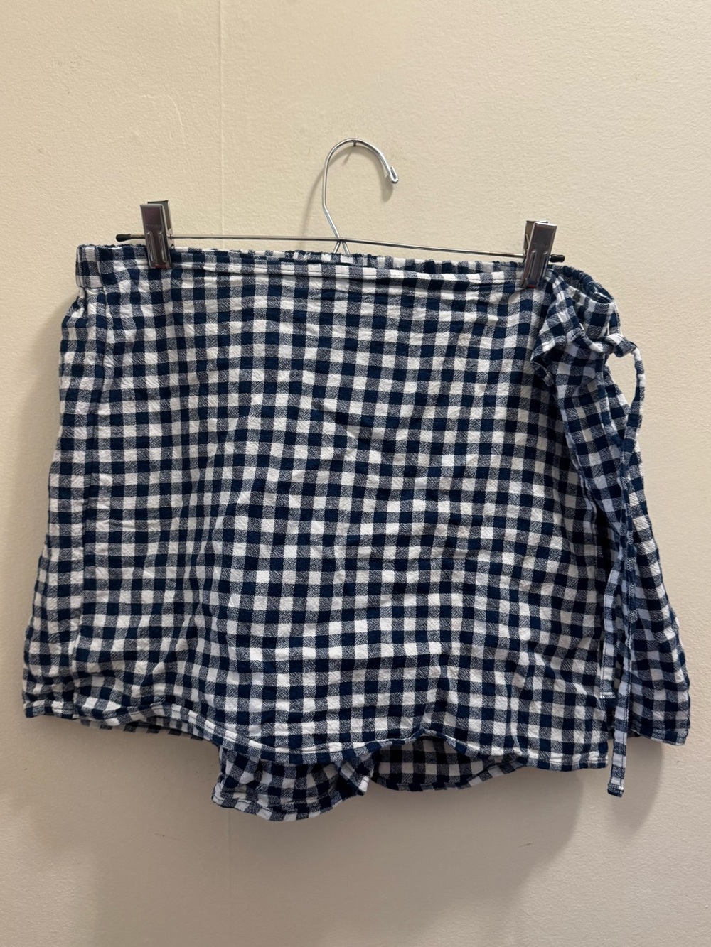 Old Navy women’s L Gingham Wrap linen skort in Navy and White